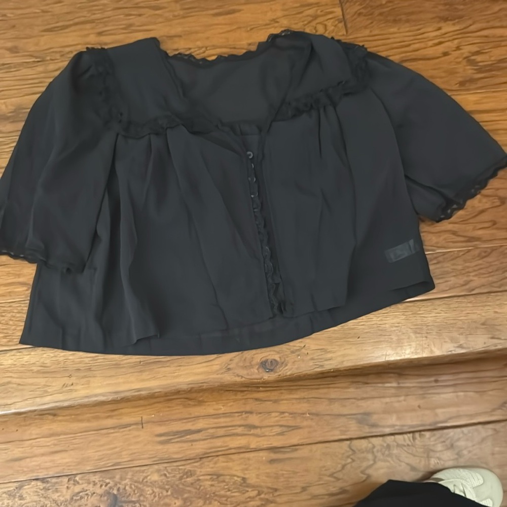 NWOT: Cropped button down shirt 100%cotton lace edge